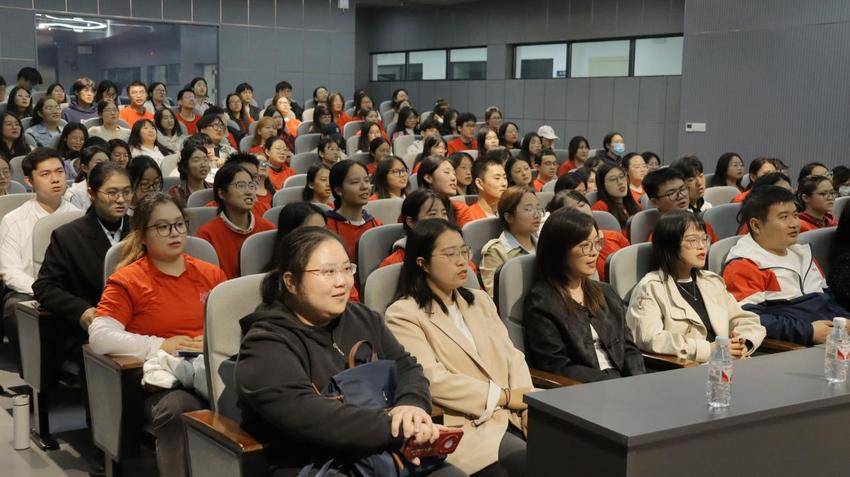 烈士后人进课堂 91暗网
做鲜做活思政课.docx